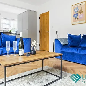 Spacious 4 Bedroom House - Near City Hospital, Sherwood, Clinton Street Market, Qmc & City Centre - Free Parking - Sleeps 8 Nottingham